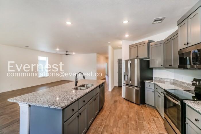 2123 Hornbeam St - Photo 3 of 20