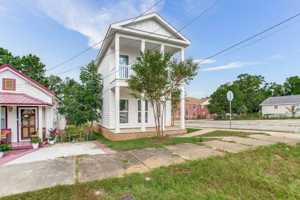 featured image of 923 W Belmont St