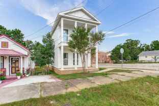 923 W Belmont St - Photo 1 of 1