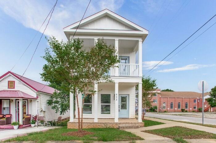 923 W Belmont St - Photo 3 of 38