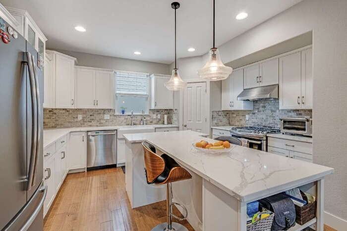 1516 Solitaire St - Photo 4 of 48