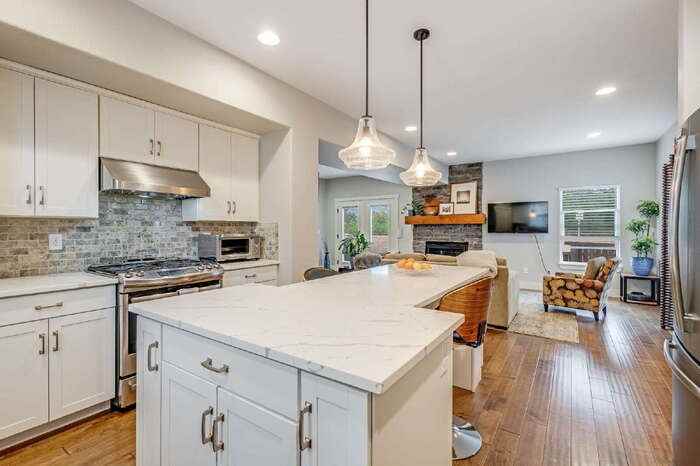 1516 Solitaire St - Photo 5 of 48