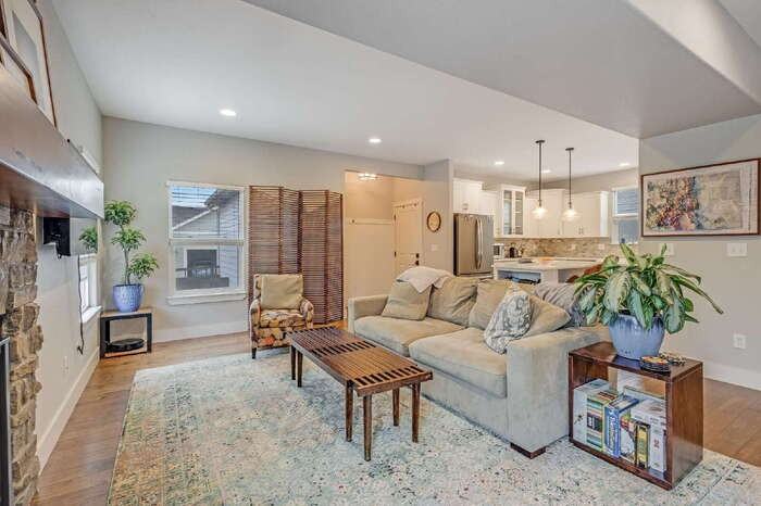 1516 Solitaire St - Photo 6 of 48