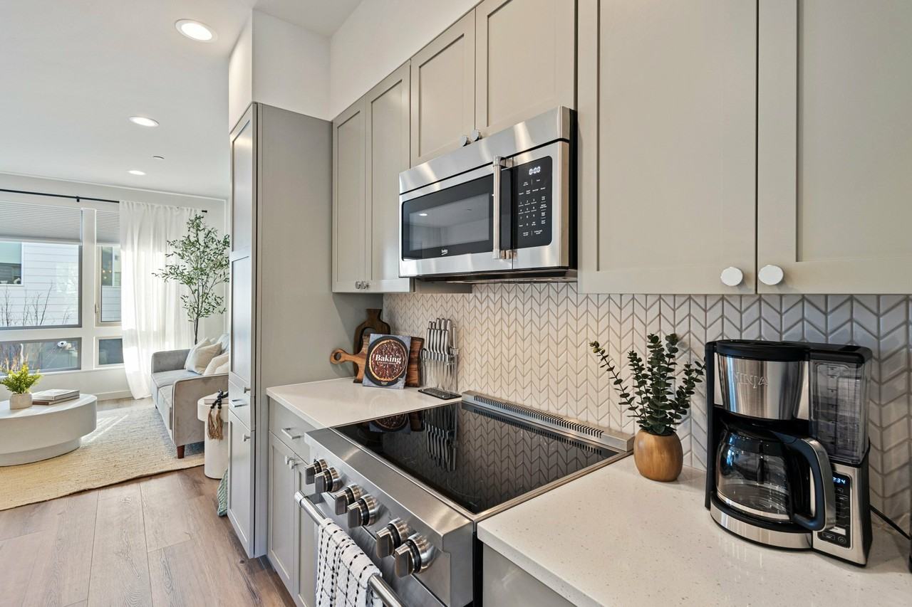 18007 3rd Ave Ne - Photo 5 of 33