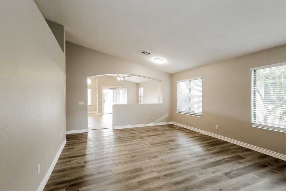 1079 E Yuma Ave - Photo 3 of 16