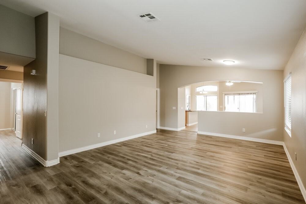 1079 E Yuma Ave - Photo 4 of 16