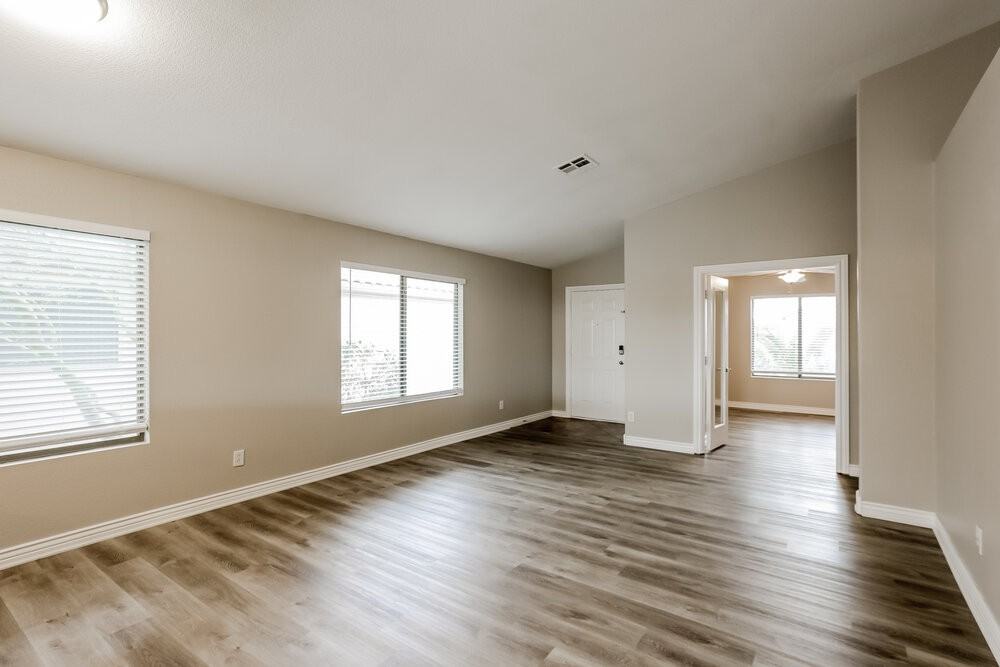 1079 E Yuma Ave - Photo 5 of 16