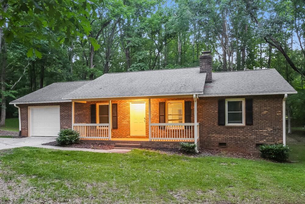 431 Hillcrest Dr - Photo 3 of 16