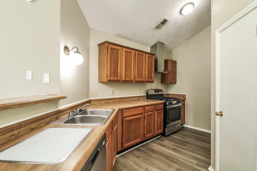 901 Briarcreek Dr - Photo 3 of 16