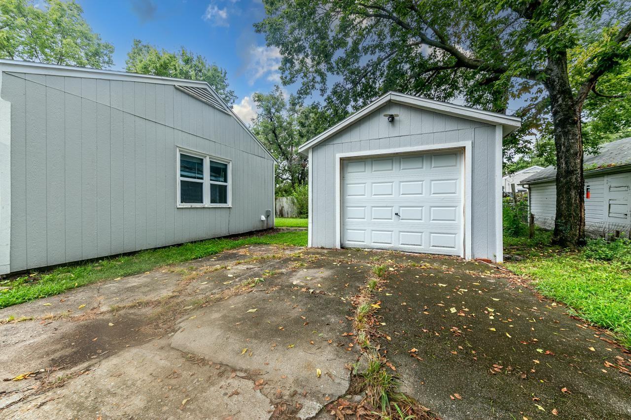 2213 Blaker Dr - Photo 4 of 20