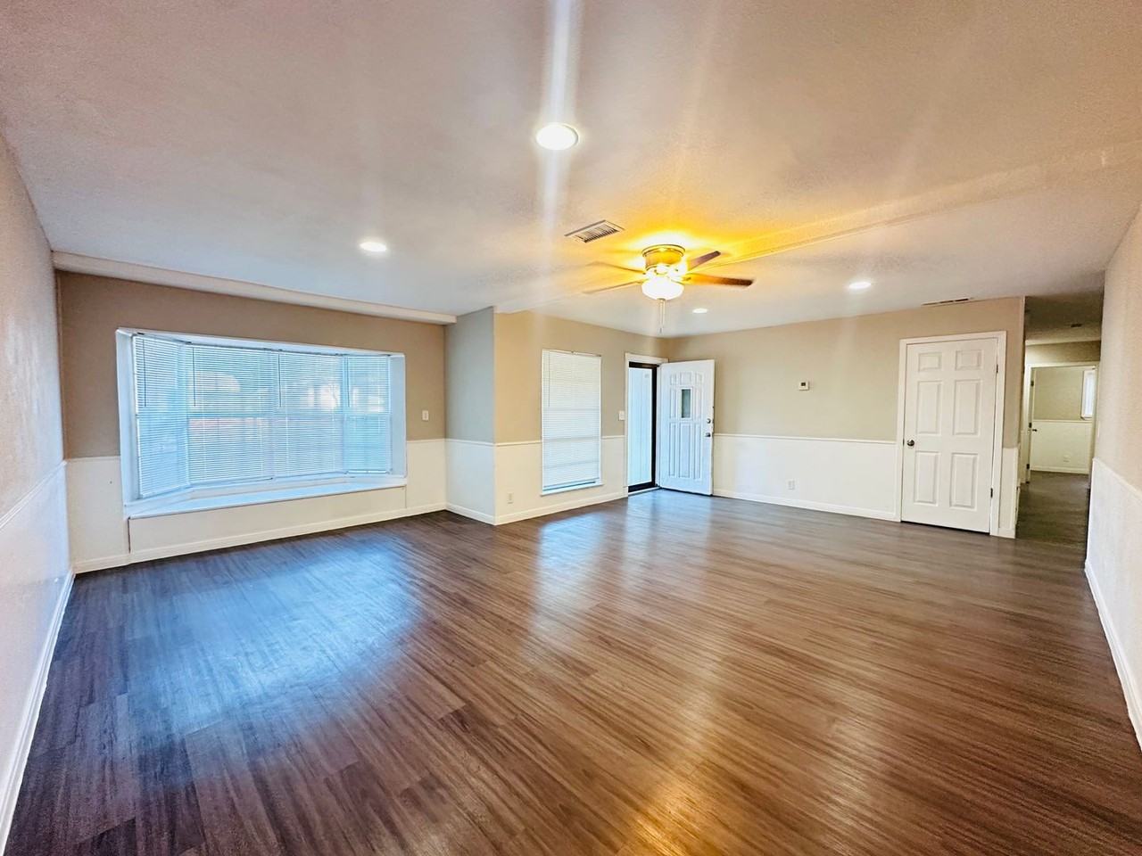 10806 Lazy Oaks Dr - Photo 3 of 30