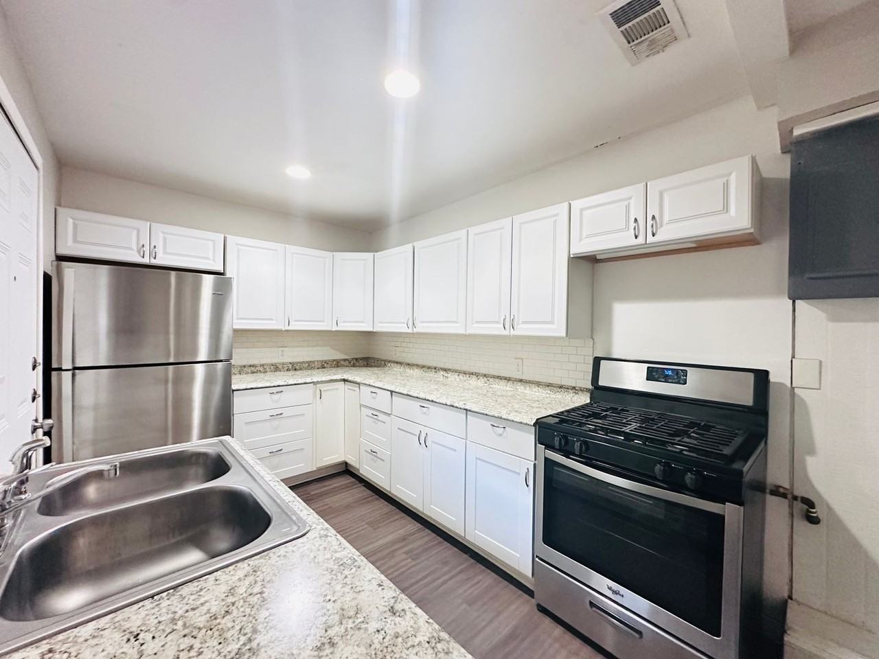 10806 Lazy Oaks Dr - Photo 5 of 30
