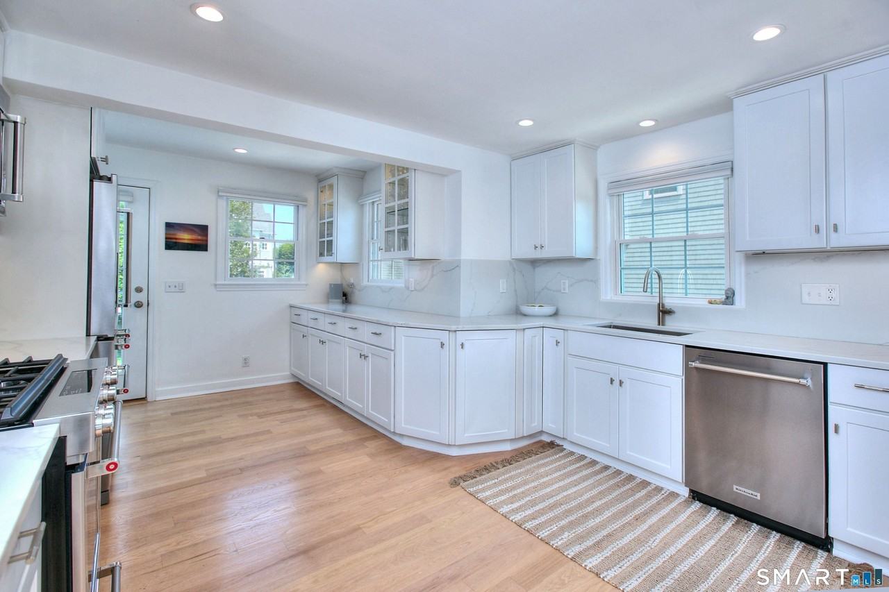537 Penfield Rd - Photo 7 of 39
