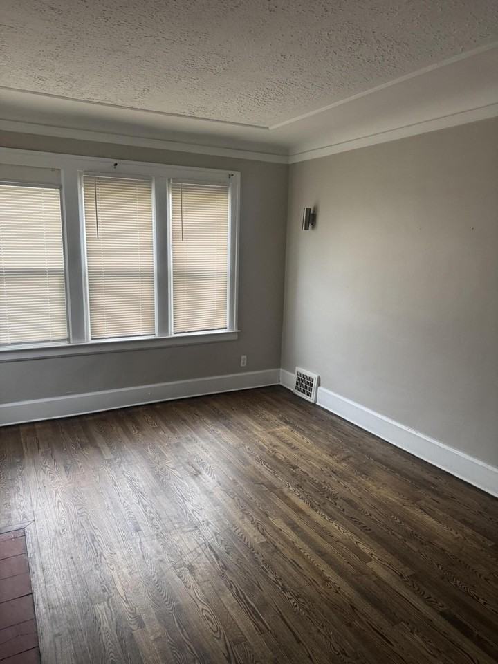 15940 Hackett St - Photo 2 of 11