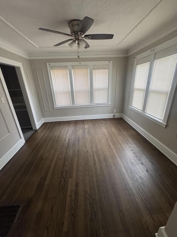 15940 Hackett St - Photo 3 of 11