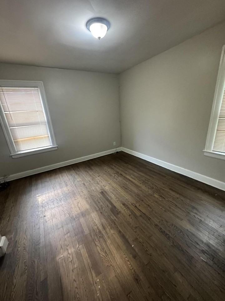 15940 Hackett St - Photo 5 of 11