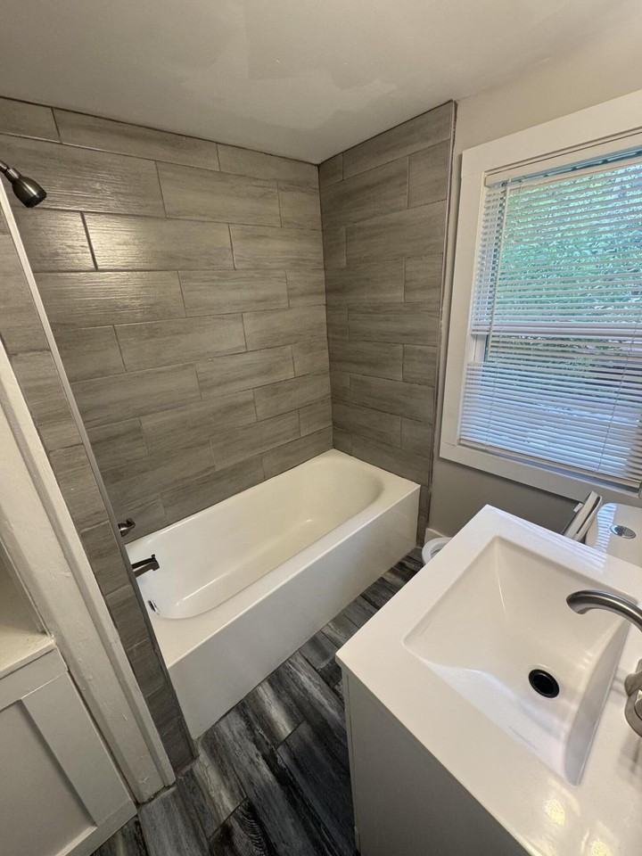 15940 Hackett St - Photo 7 of 11