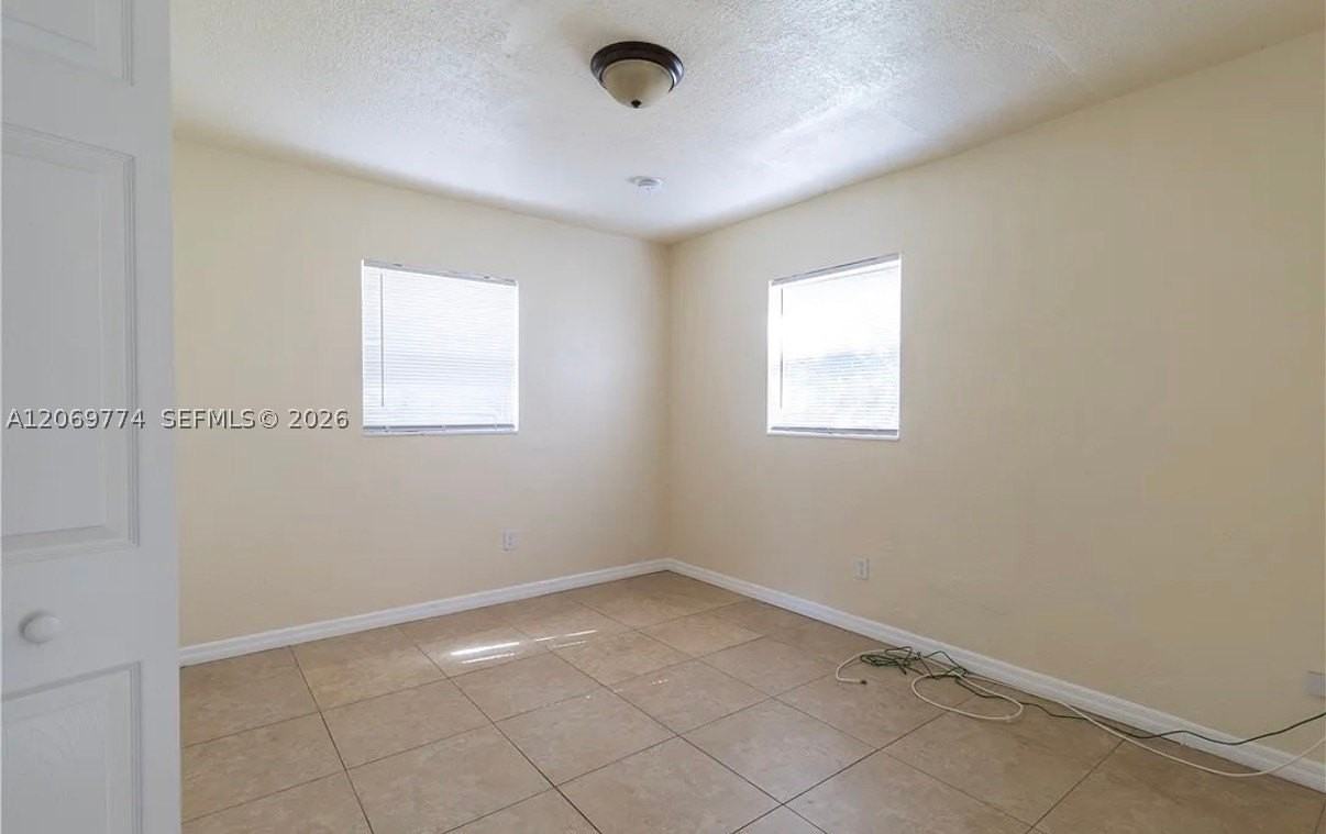 708 N 14th St #B - Photo 4 of 13