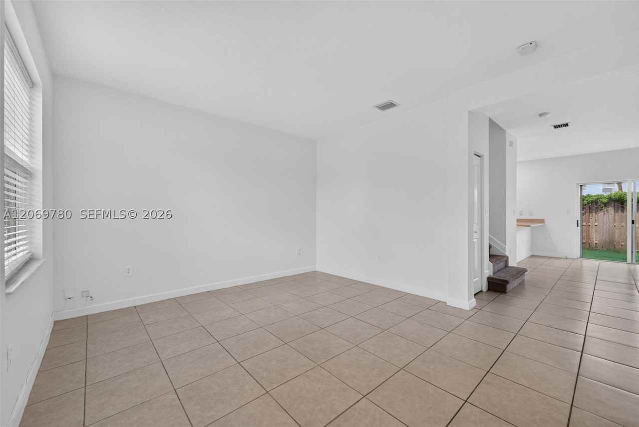 1586 Se 27th Ter #1586 - Photo 5 of 34