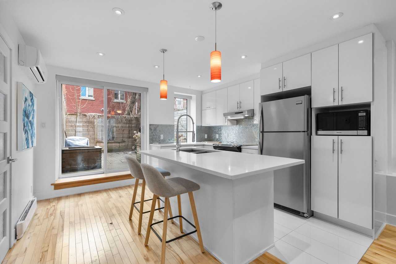1524 Rue Saint-Antoine Ouest - Photo 2 of 13