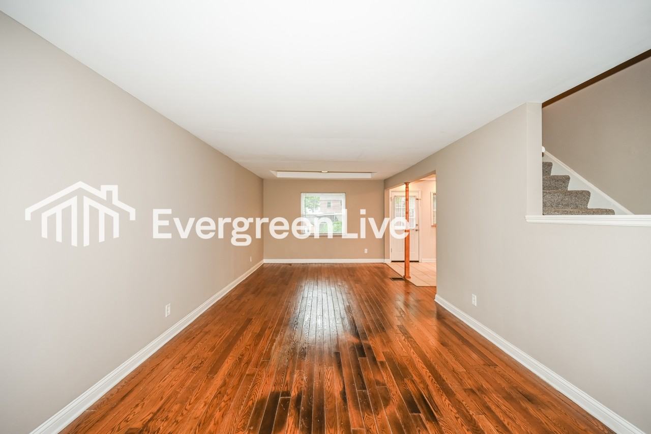 5569 Raceview Ave - Photo 3 of 15