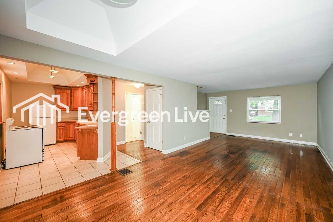 5569 Raceview Ave - Photo 4 of 15