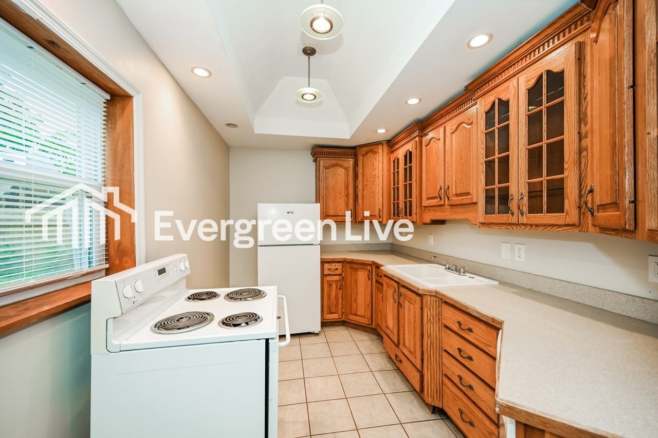 5569 Raceview Ave - Photo 5 of 15