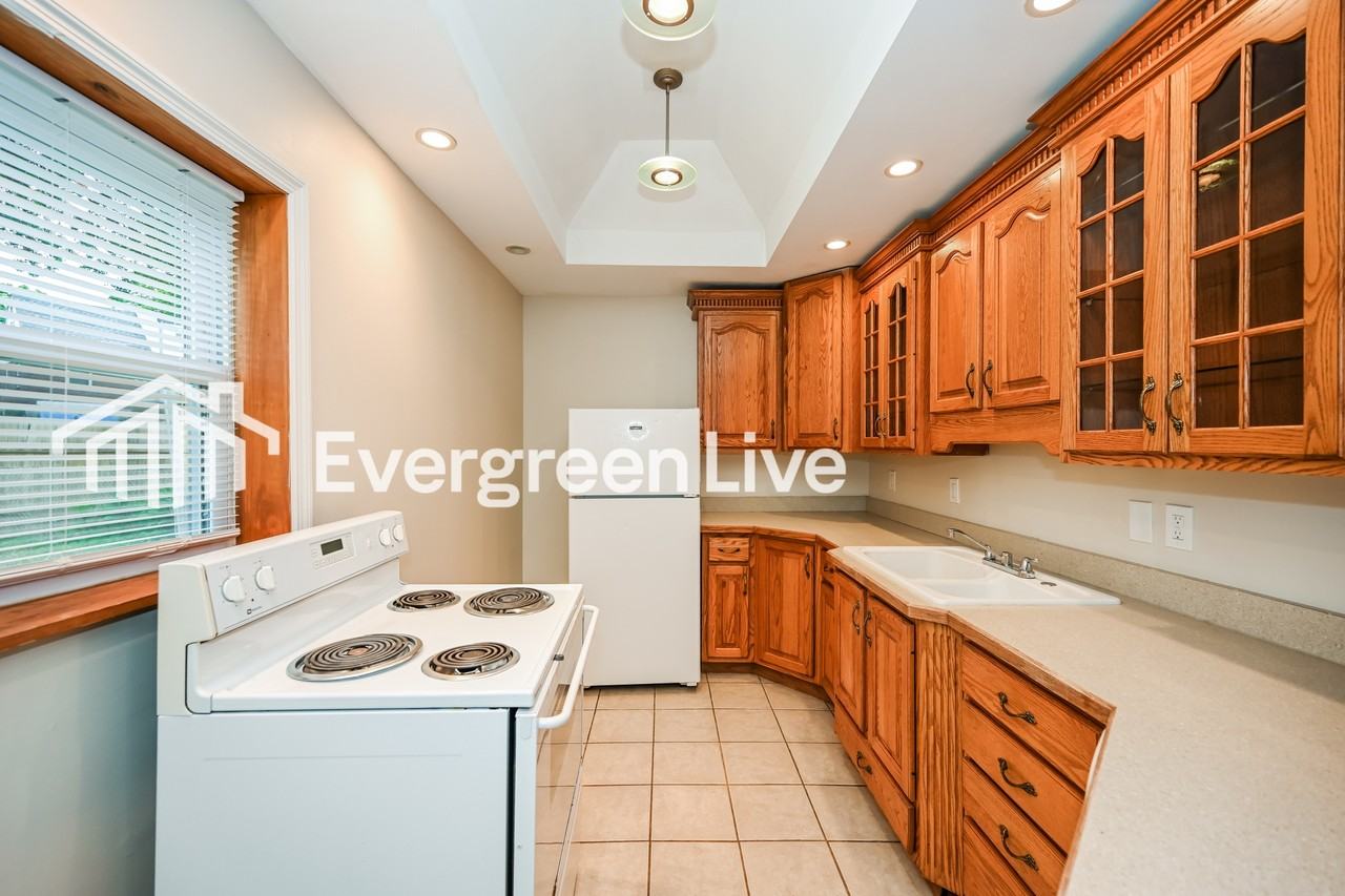 5569 Raceview Ave - Photo 6 of 15