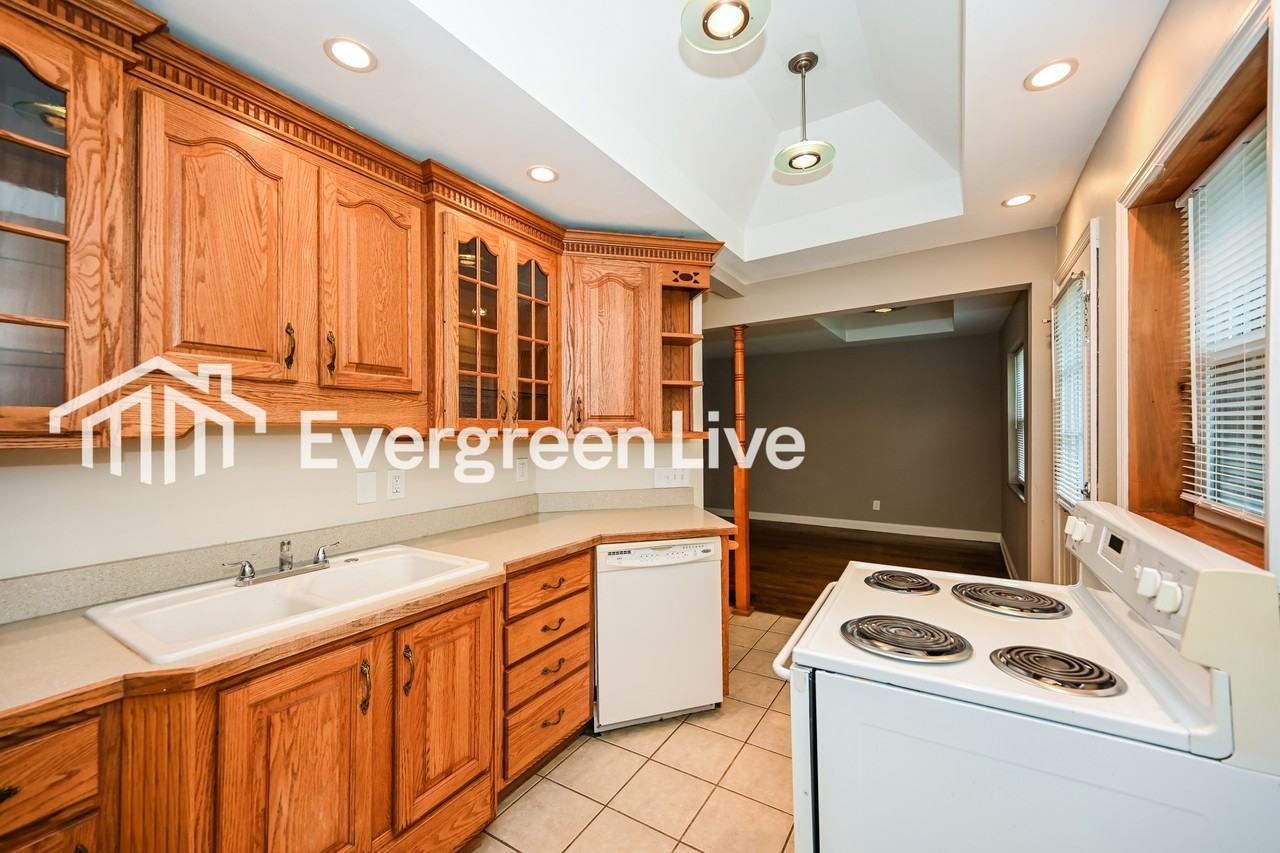 5569 Raceview Ave - Photo 7 of 15