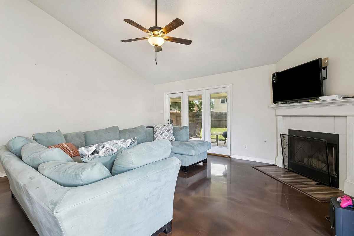 3001 Meadow Lake Dr E - Photo 2 of 15