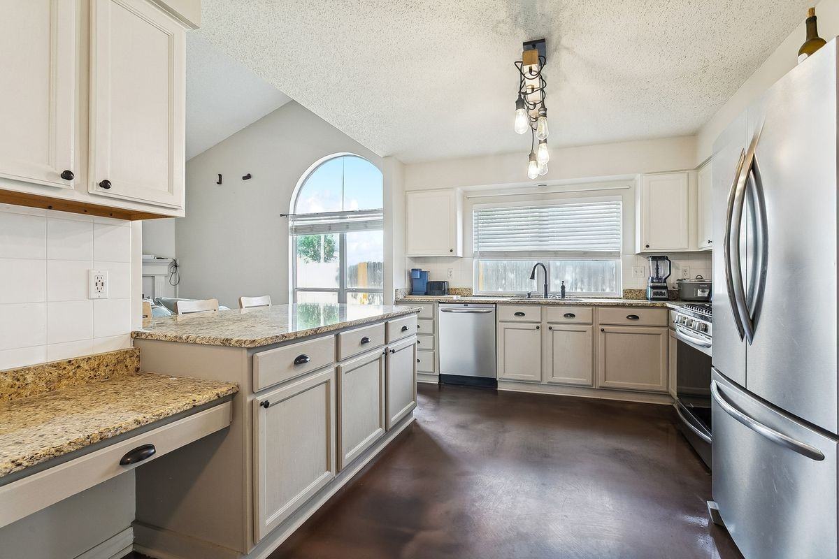 3001 Meadow Lake Dr E - Photo 3 of 15