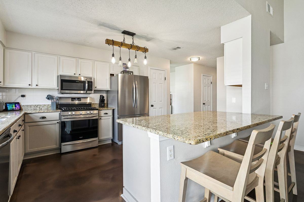 3001 Meadow Lake Dr E - Photo 4 of 15