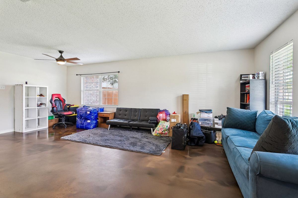 3001 Meadow Lake Dr E - Photo 5 of 15