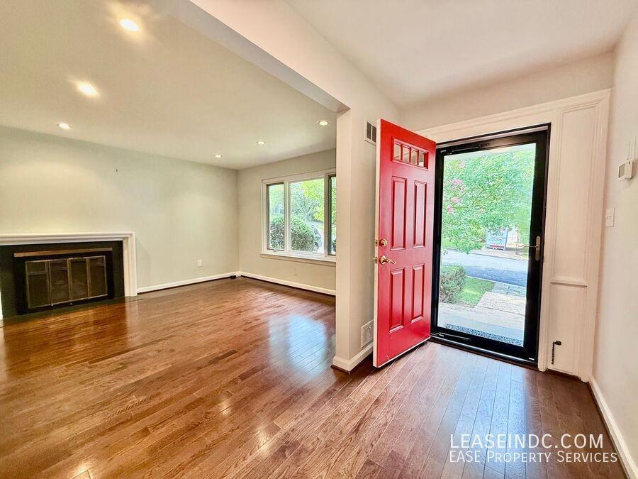 4439 Springdale St Nw - Photo 4 of 32