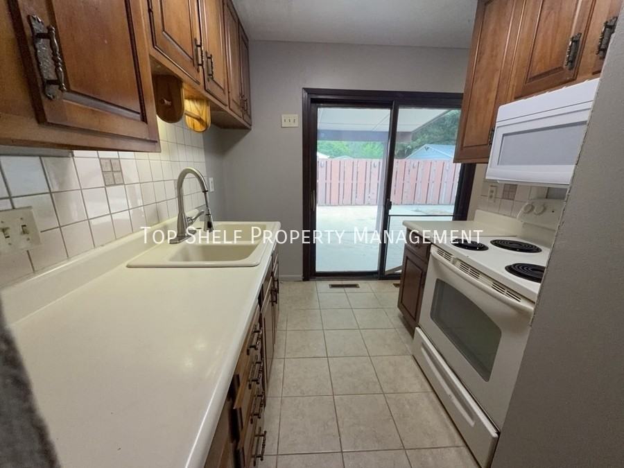 502 Hart Ave - Photo 3 of 11