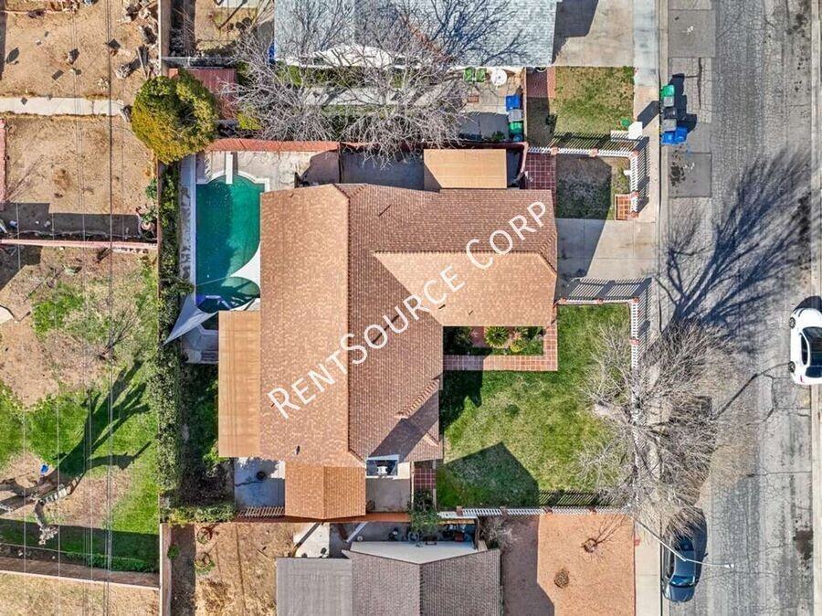 37925 Maureen St - Photo 5 of 26