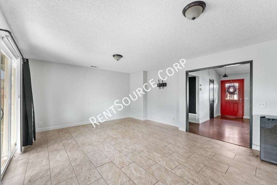 37925 Maureen St - Photo 7 of 26