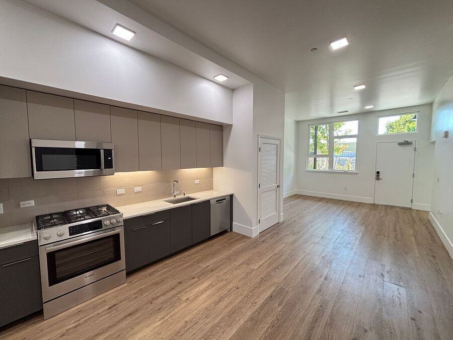 1549 32nd St #106 - Photo 3 of 25