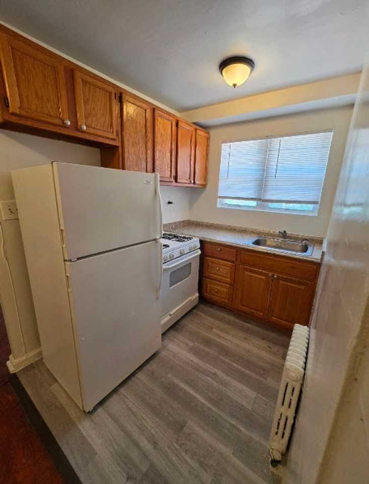 208 KENILWORTH AVE NE - Photo 4 of 7