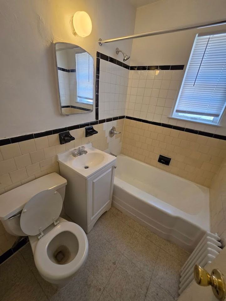 208 KENILWORTH AVE NE - Photo 5 of 7