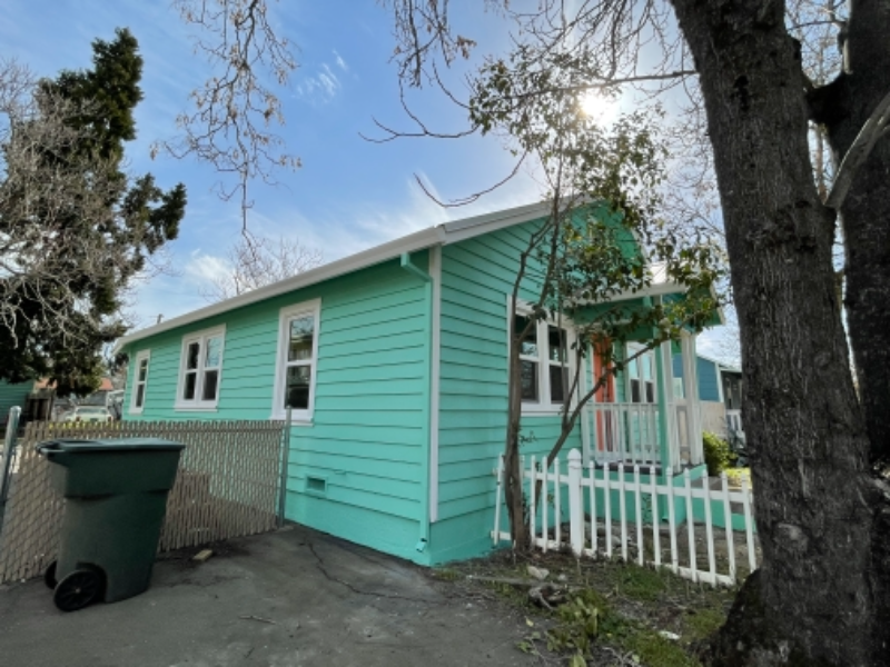 1063 Gilbert St - Photo 4 of 37