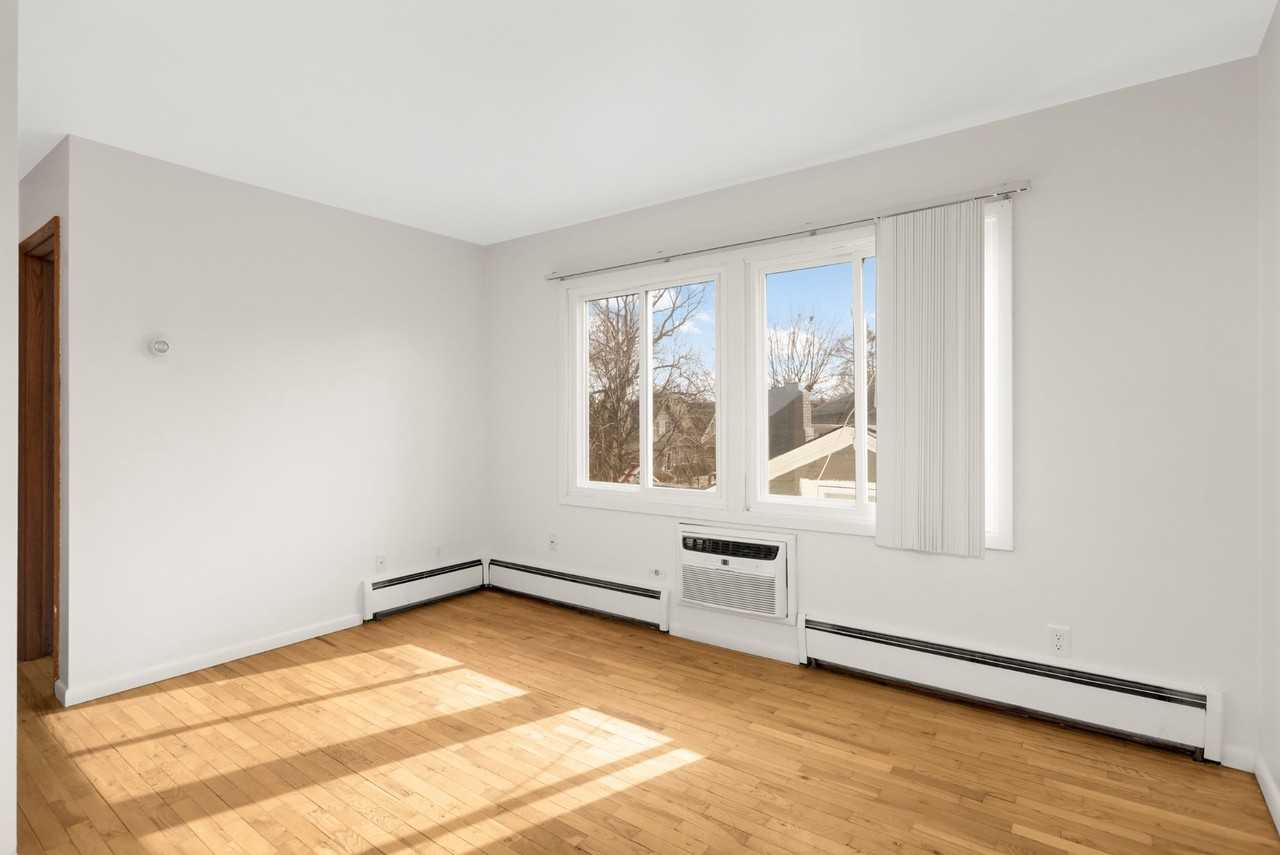 3308 Girard Ave S #304 - Photo 4 of 10