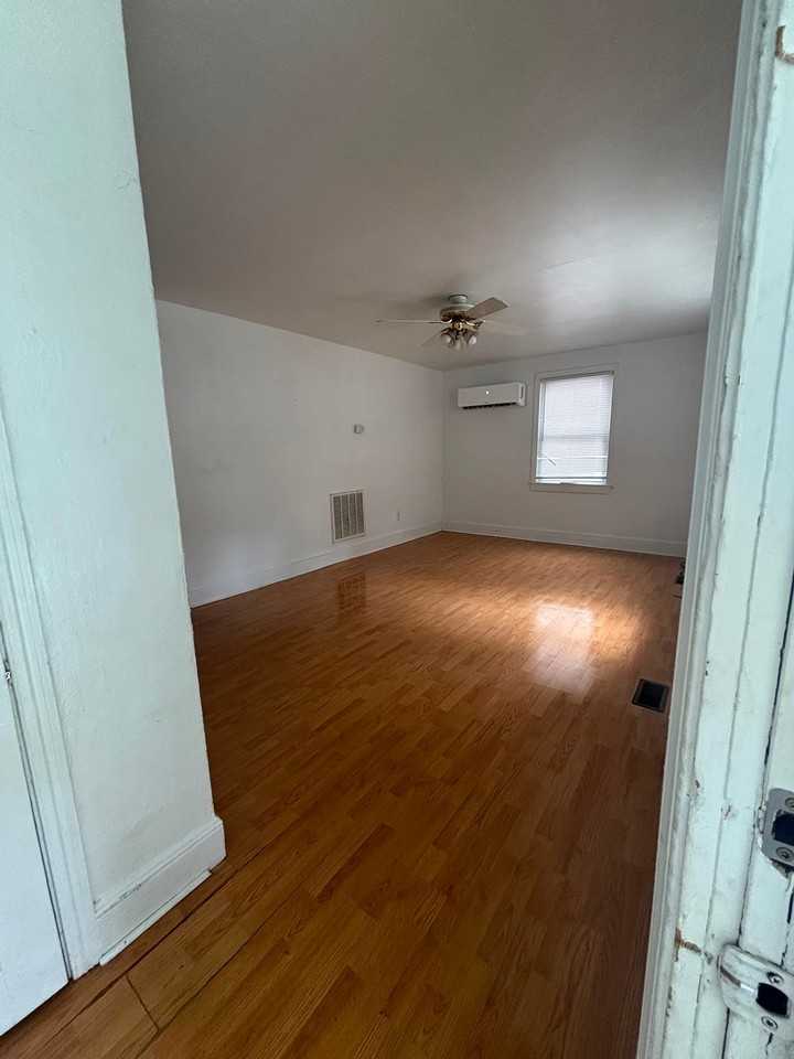 916 Carol St - Photo 5 of 8