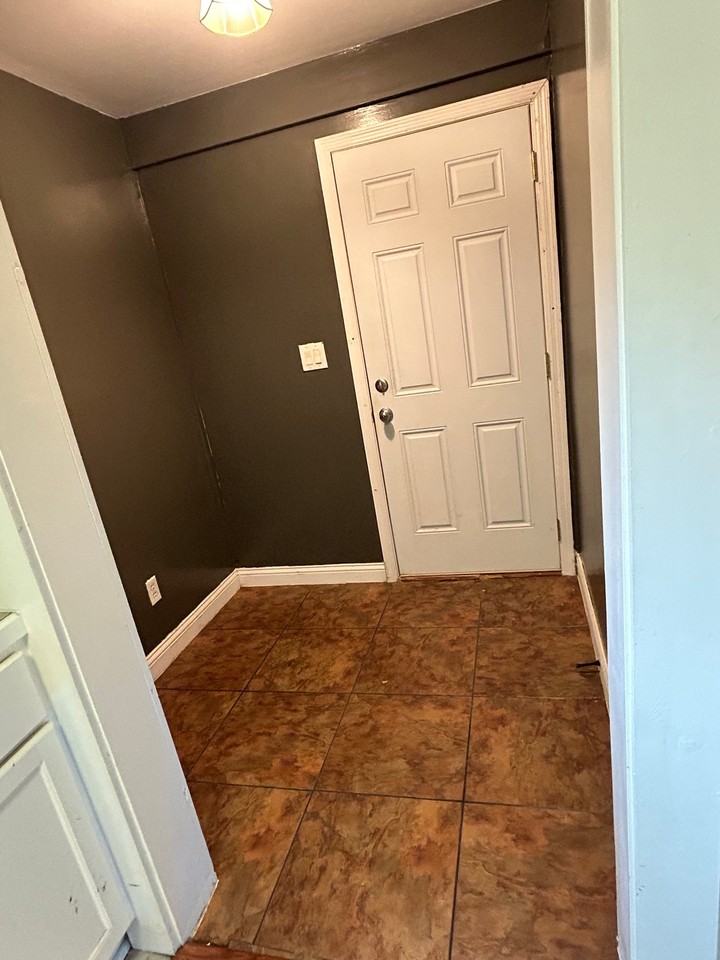 1209 Governor St - Photo 5 of 14