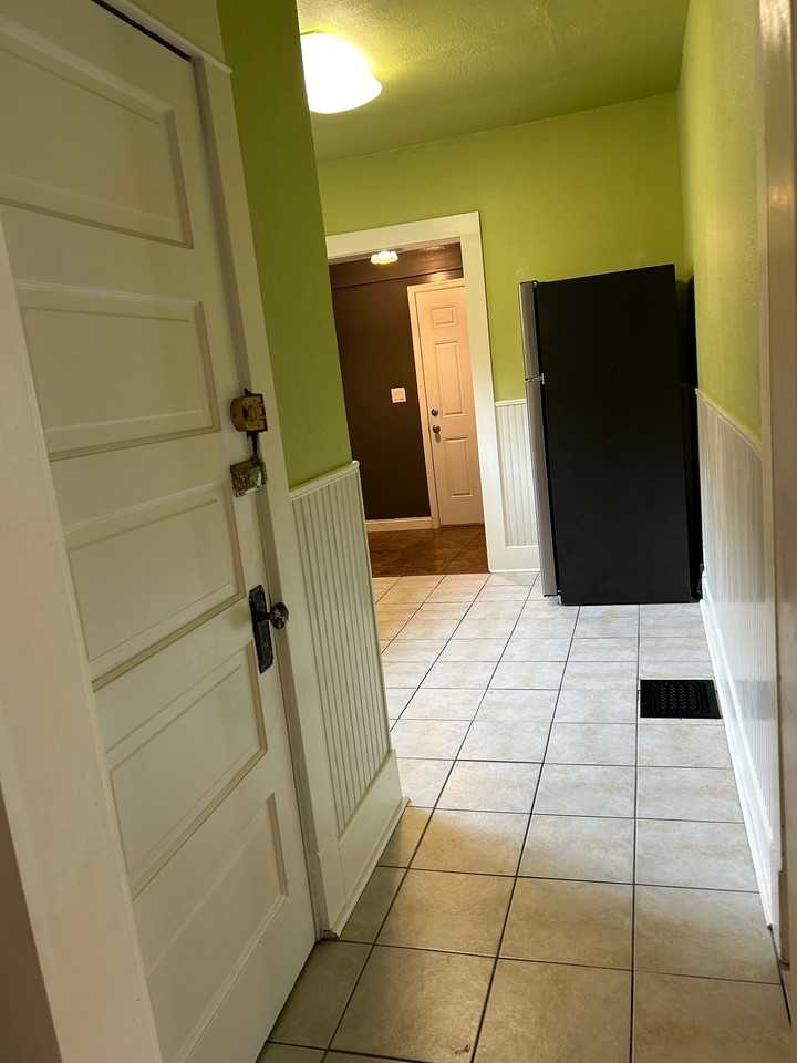1209 Governor St - Photo 6 of 14