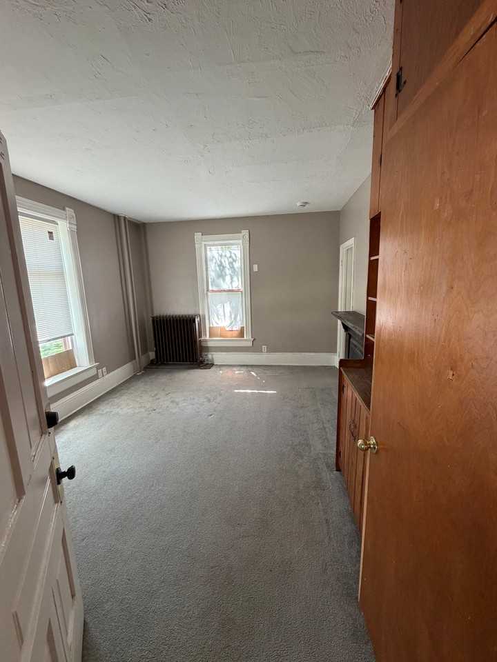 512 W Ionia St #B - Photo 2 of 11