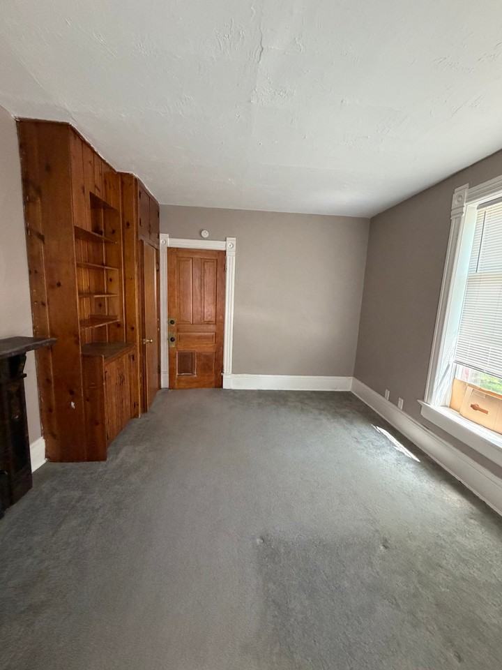 512 W Ionia St #B - Photo 3 of 11
