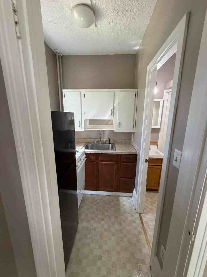 512 W Ionia St #B - Photo 6 of 9