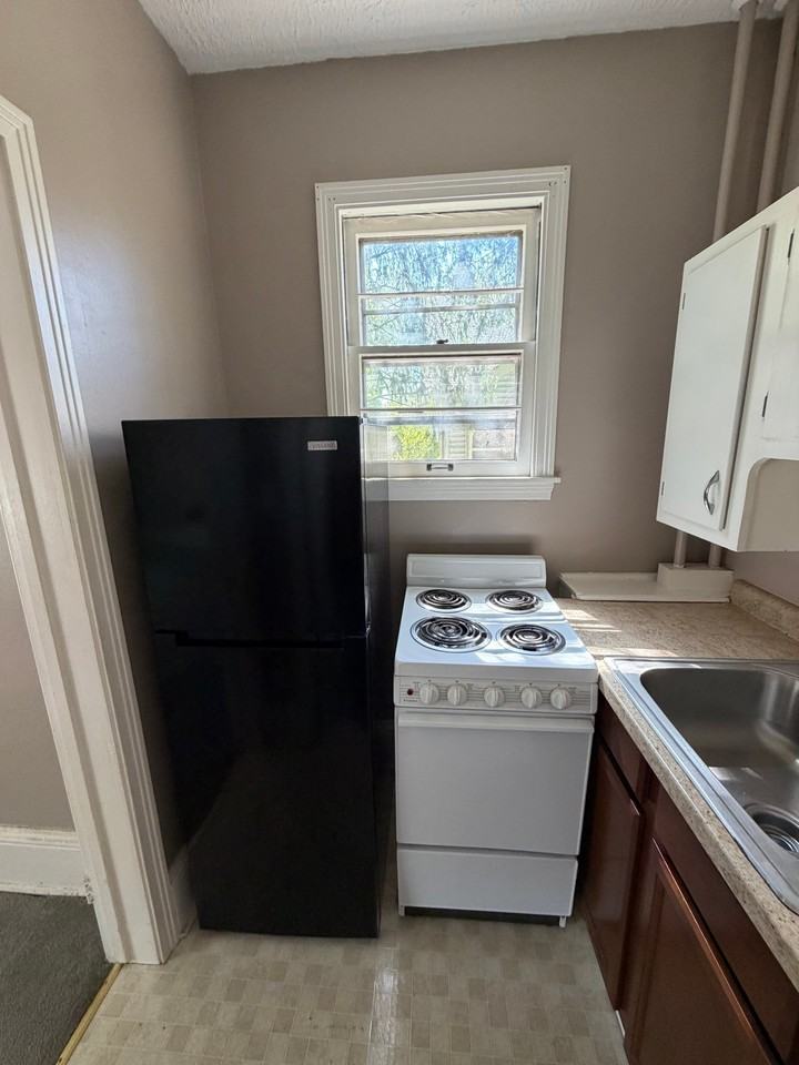 512 W Ionia St #B - Photo 7 of 9