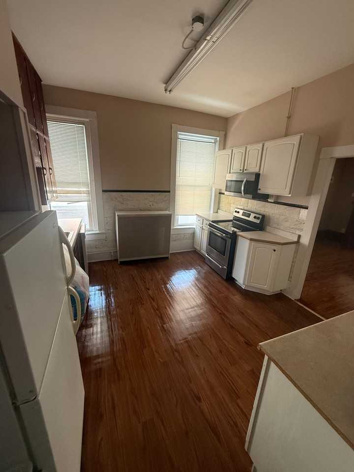 415 1/2 E 4th St - Photo 6 of 9